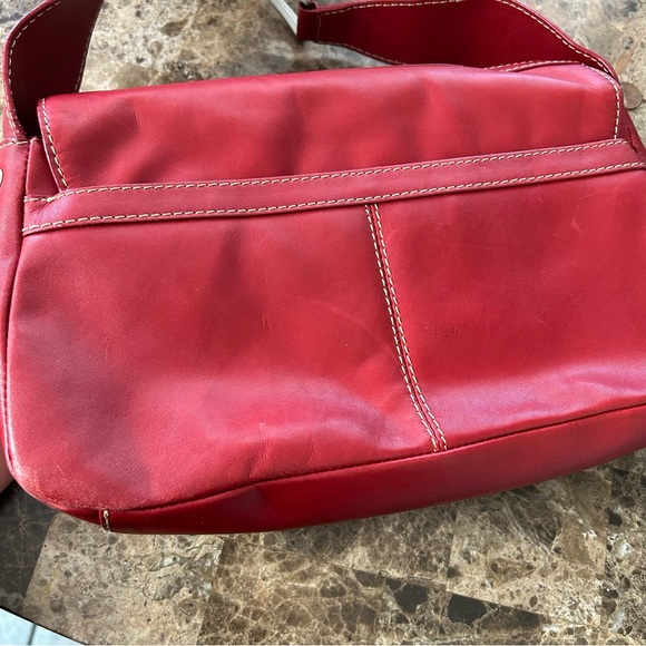 Reaction Kenneth Cole Leather Shoulder bag red with a vintage vibe. - Picture 10 of 16